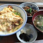 昔ながらの定食屋「梅香」さんでカツ丼定食600円也