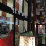 坂井珈琲さんは天神橋筋商店街のなか。雨の日も風の日も大丈夫。